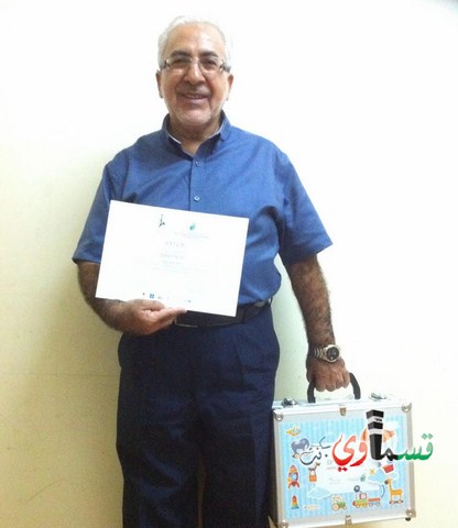 طاقم وادارة المستوصف يهنئون الدكتور ابو عمار على تفوقة وحصوله على شهادة تطور ونمو الطفل 